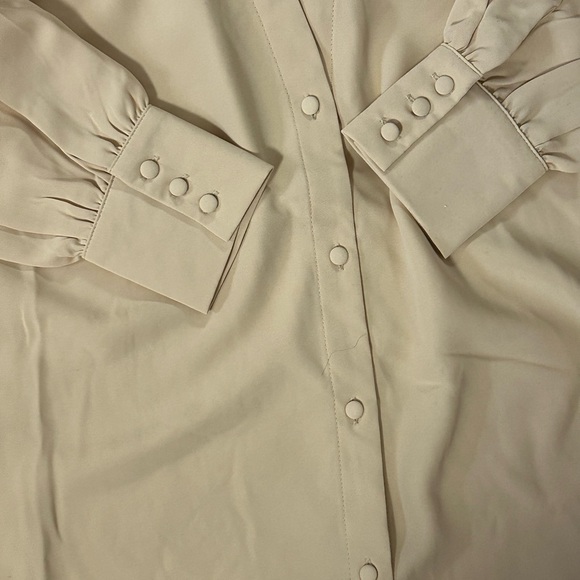 New๐ฉท Soft Button-Front Blouse ๐ค - Picture 8 of 8